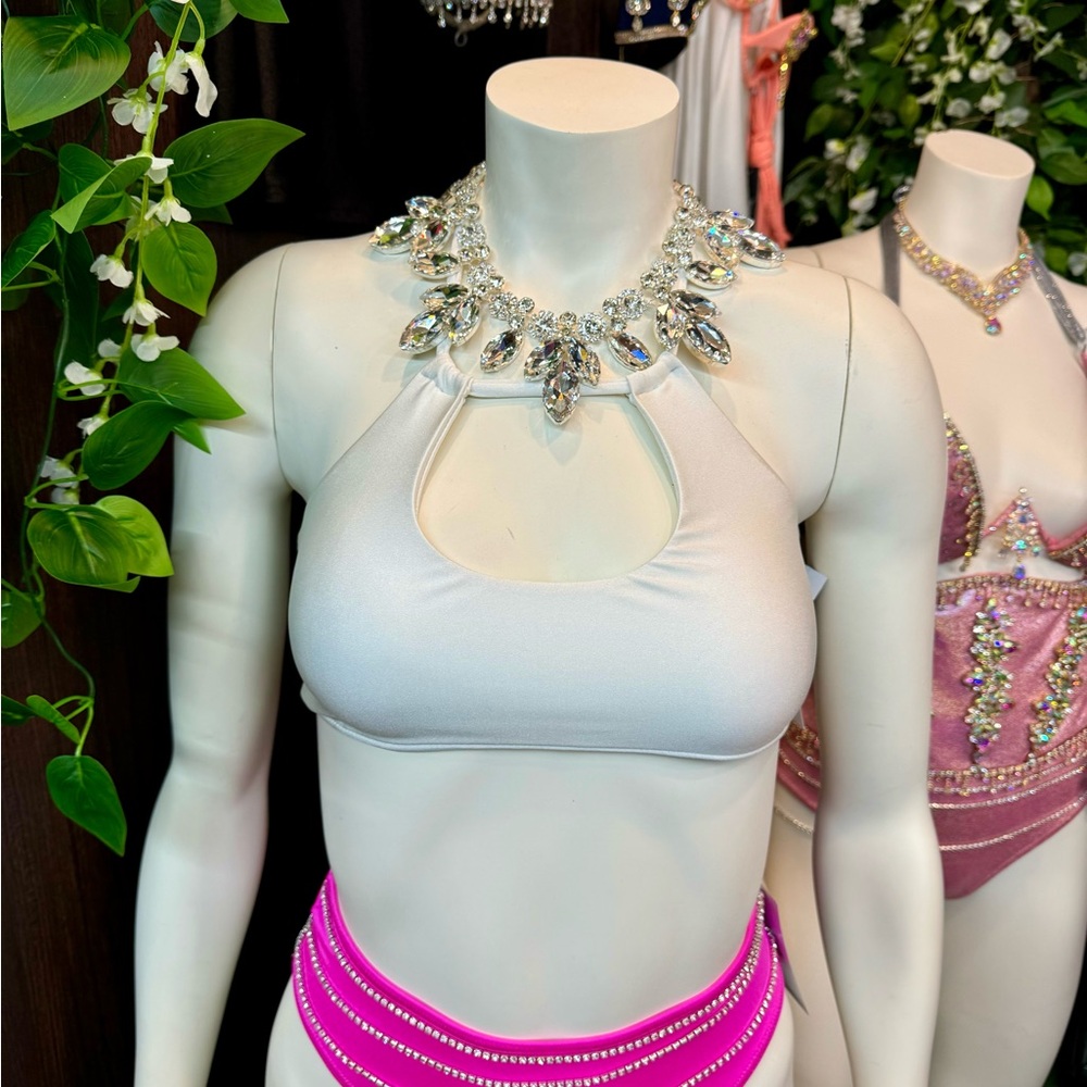 White Key-hole crop top